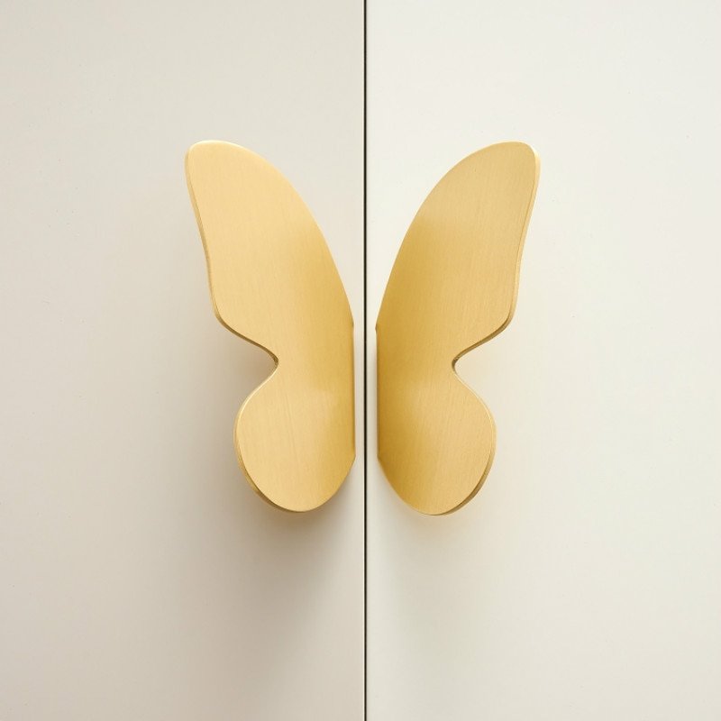 A Pair of Golden Butterfly Copper Brass Novelty Cabinet Punch-free Handles